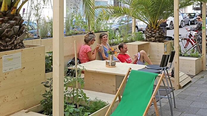 Bäume und Sitzmöbel, sitzen statt parken – wie hier im Parklet an der Parkstraße, das schon 2019 im Westend erprobt wurde.