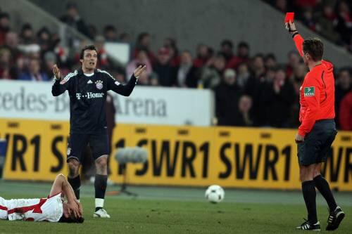 Unschuldig? Massimo Oddo kann nicht verstehen, dass er nach seiner Kung-fu-Einlage von Schiedsrichter Kinhöfer die Rote Karte bekam.