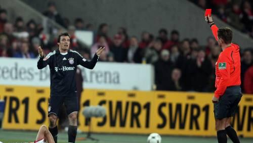 Unschuldig? Massimo Oddo kann nicht verstehen, dass er nach seiner Kung-fu-Einlage von Schiedsrichter Kinhöfer die Rote Karte bekam. Unschuldig? Massimo Oddo kann nicht verstehen, dass er nach seiner Kung-fu-Einlage von Schiedsrichter Kinhöfer die Rote Karte bekam.