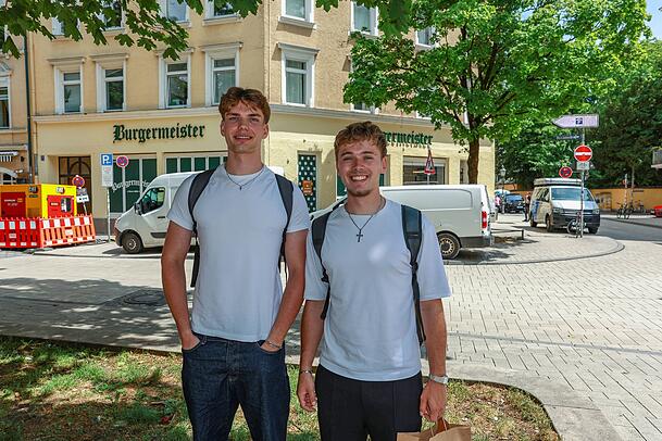 Die Studenten Luca Beslmüller (r., 20) und Heinrich Angerstein (20) finden Burgerläden gut – solange es dort schmeckt. Die Studenten Luca Beslmüller (r., 20) und Heinrich Angerstein (20) finden Burgerläden gut – solange es dort schmeckt.