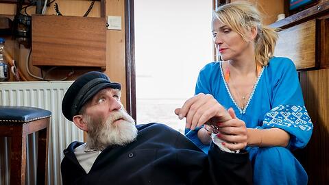 "Praxis mit Meerblick: Rügener Sturköpfe": Die Ärztin Nora (Tanja Wedhorn) muss dem Kapitän (Jochen Nickel) helfen.
