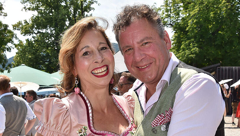 Sind nach ihrem Rückzug wieder in der Society unterwegs: Lola Paltinger und ihr Mann Andreas Meister Sind nach ihrem Rückzug wieder in der Society unterwegs: Lola Paltinger und ihr Mann Andreas Meister
