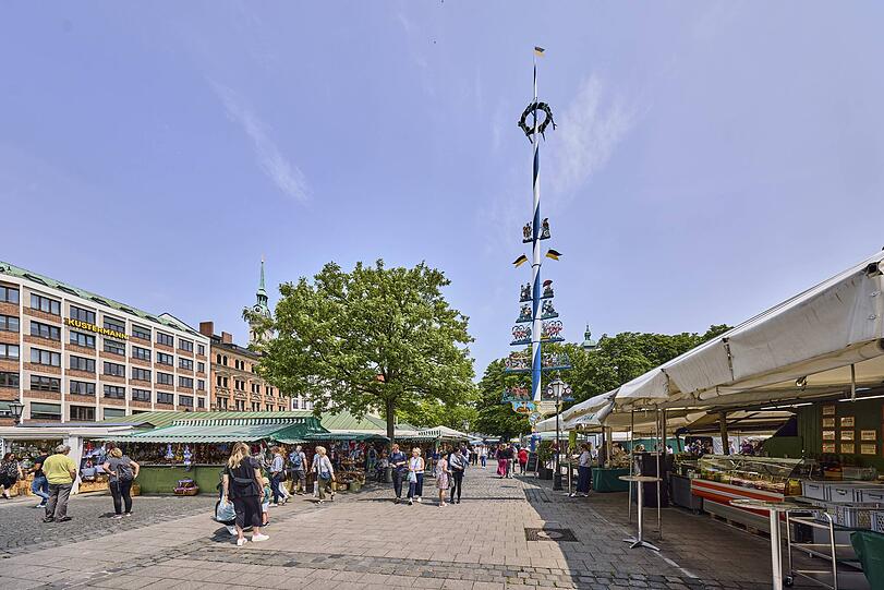 Blick auf den Münchner Viktualienmarkt mit dem unübersehbaren Maibaum. Blick auf den Münchner Viktualienmarkt mit dem unübersehbaren Maibaum.