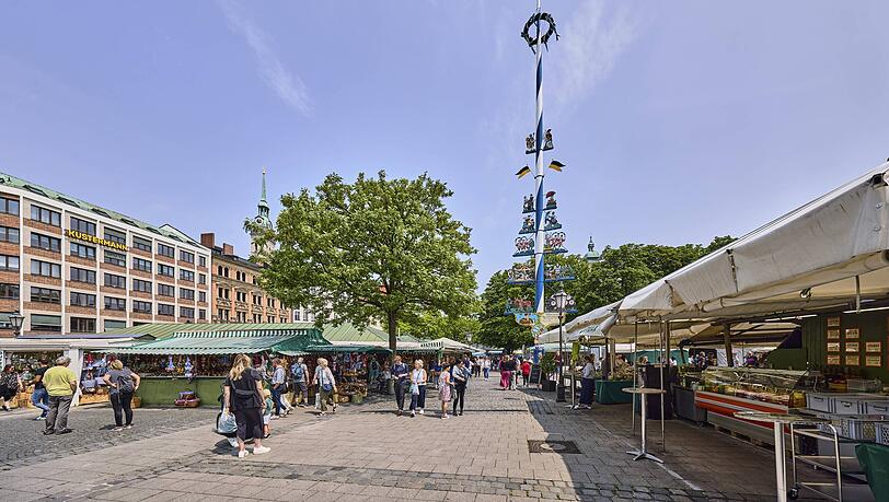 Blick auf den M&uuml;nchner Viktualienmarkt mit dem un&uuml;bersehbaren Maibaum.