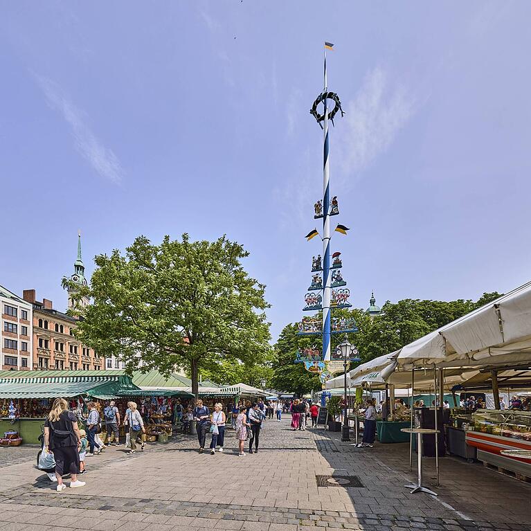 Blick auf den M&uuml;nchner Viktualienmarkt mit dem un&uuml;bersehbaren Maibaum.