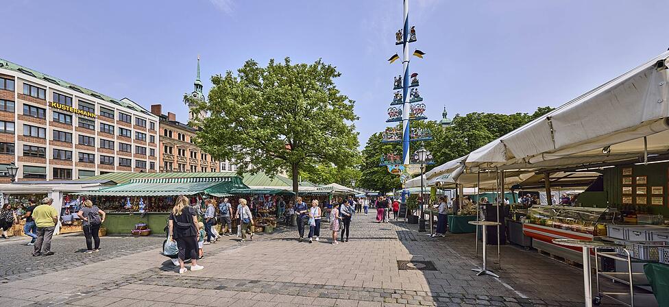Blick auf den M&uuml;nchner Viktualienmarkt mit dem un&uuml;bersehbaren Maibaum.