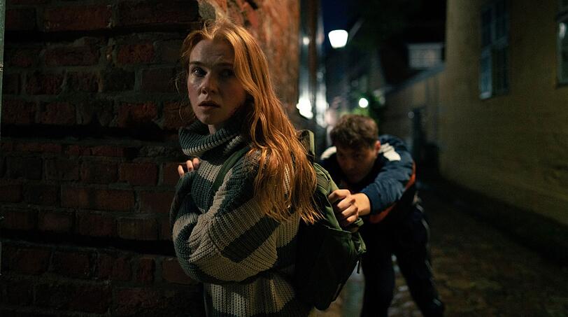 Warum jagt Finn Eriksson (Elmo Anton Stratz) Bente Bruun (Franziska Brandmeier) durch die n&auml;chtlichen Gassen von Ribe? Hat sie etwas gegen ihn in der Hand?