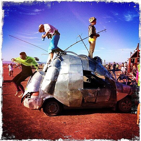 Es ist das wohl kurioseste Treffen von Individualisten: "Alles ist möglich" lautet der Slogan des "Afrika Burn Festival" in der Karoo-Halbwüste - sehen Sie hier die schrägsten Bilder.