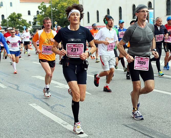 Bunte Kostüme, Kinder feuern ihre Eltern an, viel Schweiß und gute Laune: Die Bilder vom München Marathon 2012