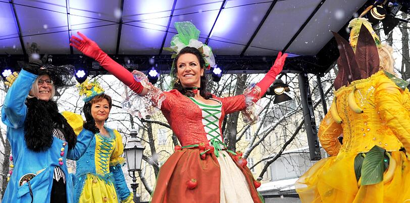 Christine Neubauer beim Tanz der Marktweiber am Viktualienmarkt.