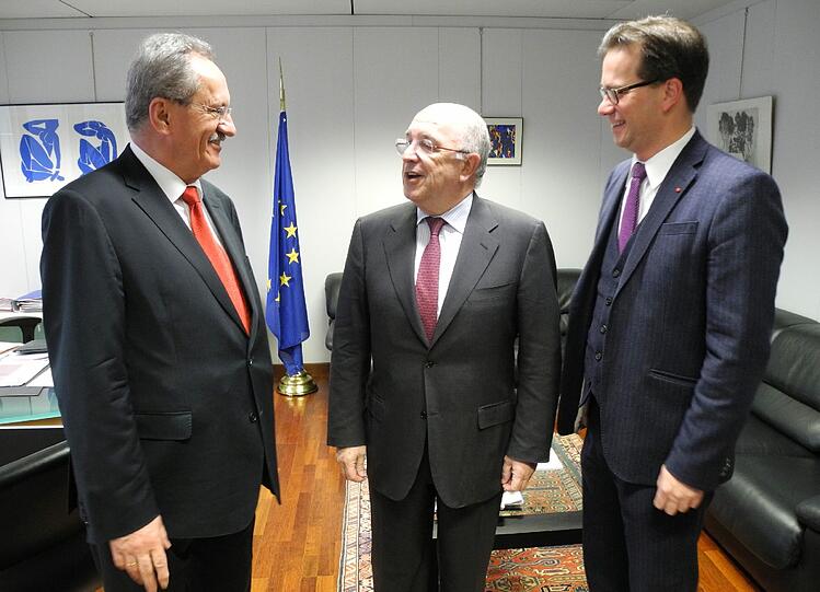 SPD-Landtags-Spitzenkandidat Christian Ude (l) am 09.04.2013 in Brüssel bei einem Treffen mit EU-Wettbewerbskommissar Joaquín Almunia (m). Rechts steht Florian Pronold, der Vorsitzende der bayerischen SPD.