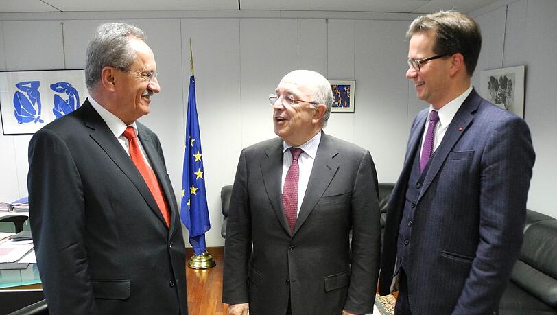 SPD-Landtags-Spitzenkandidat Christian Ude (l) am 09.04.2013 in Brüssel bei einem Treffen mit EU-Wettbewerbskommissar Joaquín Almunia (m). Rechts steht Florian Pronold, der Vorsitzende der bayerischen SPD. SPD-Landtags-Spitzenkandidat Christian Ude (l) am 09.04.2013 in Brüssel bei einem Treffen mit EU-Wettbewerbskommissar Joaquín Almunia (m). Rechts steht Florian Pronold, der Vorsitzende der bayerischen SPD.
