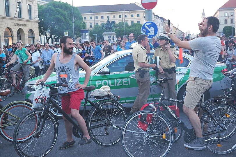 Der Start erfolgte am Odeonsplatz: Etwa 8000 Menschen machten mit bei Radl Nacht der Stadt München