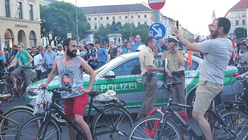 Der Start erfolgte am Odeonsplatz: Etwa 8000 Menschen machten mit bei Radl Nacht der Stadt München Der Start erfolgte am Odeonsplatz: Etwa 8000 Menschen machten mit bei Radl Nacht der Stadt München