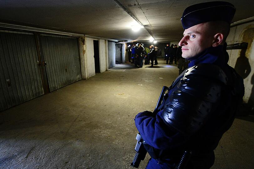 Die Französische Polizei bei einer Wohunungs-Razzia.