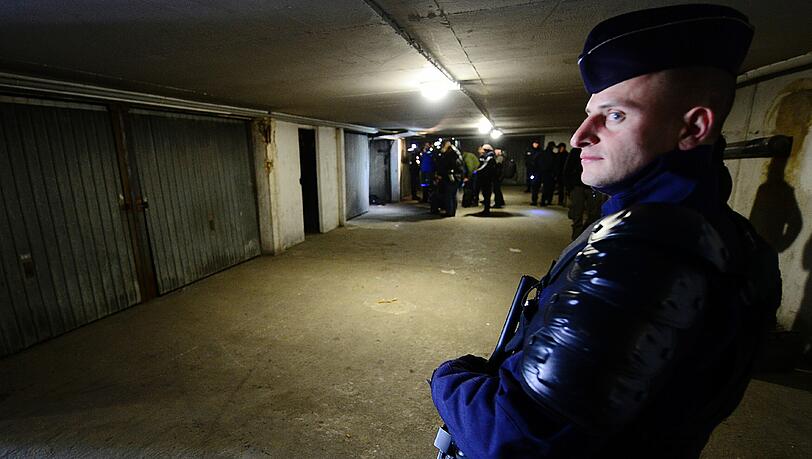 Die Französische Polizei bei einer Wohunungs-Razzia. Die Französische Polizei bei einer Wohunungs-Razzia.