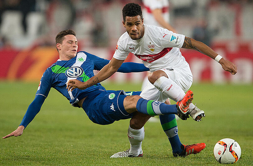 Derzeit noch Gegner, bald Kollegen: Der Noch-Stuttgarter Daniel Didavi (rechts) im Duell mit dem Wolfsburger Julian Draxler.