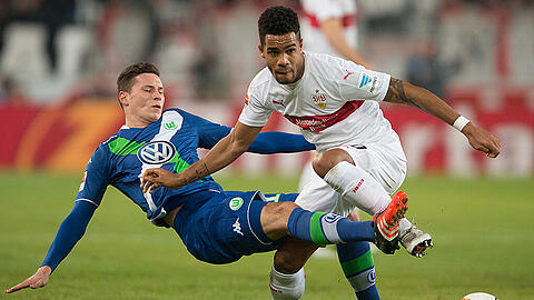 Derzeit noch Gegner, bald Kollegen: Der Noch-Stuttgarter Daniel Didavi (rechts) im Duell mit dem Wolfsburger Julian Draxler.