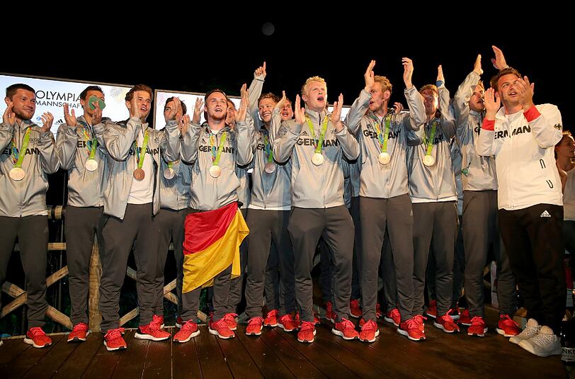Sekt und gute Laune: Die Hockey-Herren lassen sich nach der Bronze-Medaille bei Olympia ordentlich feiern.
