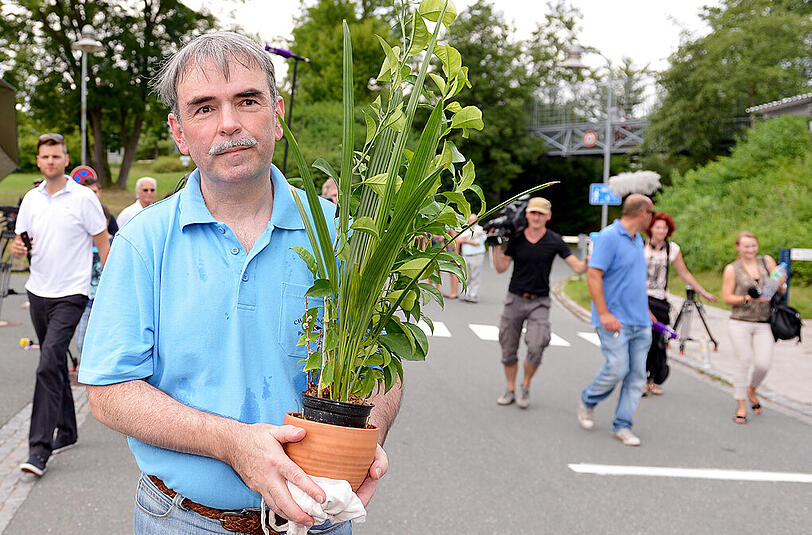 Das wohl bekannteste Bild von Gustl Mollath: Am 6. August 2013 verlässt er mit einer Topfpflanze das Bezirkskrankenhaus in Bayreuth. Ist seinem Bruder Jürgen ein ähnliches Schicksal widerfahren?