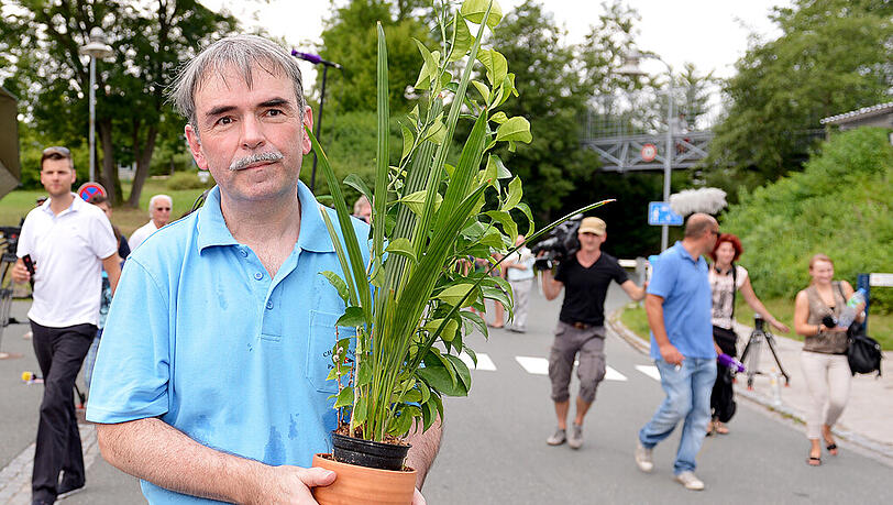 Das wohl bekannteste Bild von Gustl Mollath: Am 6. August 2013 verlässt er mit einer Topfpflanze das Bezirkskrankenhaus in Bayreuth. Ist seinem Bruder Jürgen ein ähnliches Schicksal widerfahren?