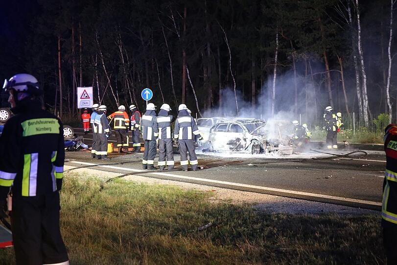 Unfall-Drama auf der A3 bei Nürnberg - Bilder vom Bergungseinsatz.