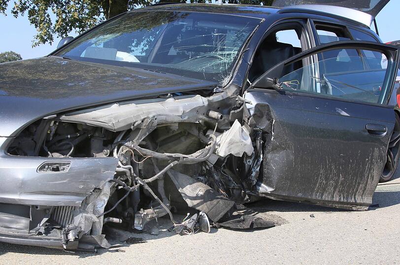 In Emertsham (Landkreis Traunstein) ereignete sich am Sonntag ein tödlicher Verkehrsunfall. Zwei Motorräder sind dabei in einen Audi gerast, ein Mann wurde dabei getötet.