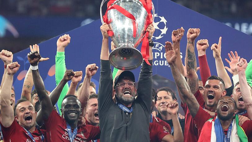 Champions-League-Sieger und Großverdiener: Spieler und Trainer des LFC kassieren weiter volle Gehälter, während die anderen Mitarbeiter in Kurzarbeit geschickt werden. Champions-League-Sieger und Großverdiener: Spieler und Trainer des LFC kassieren weiter volle Gehälter, während die anderen Mitarbeiter in Kurzarbeit geschickt werden.