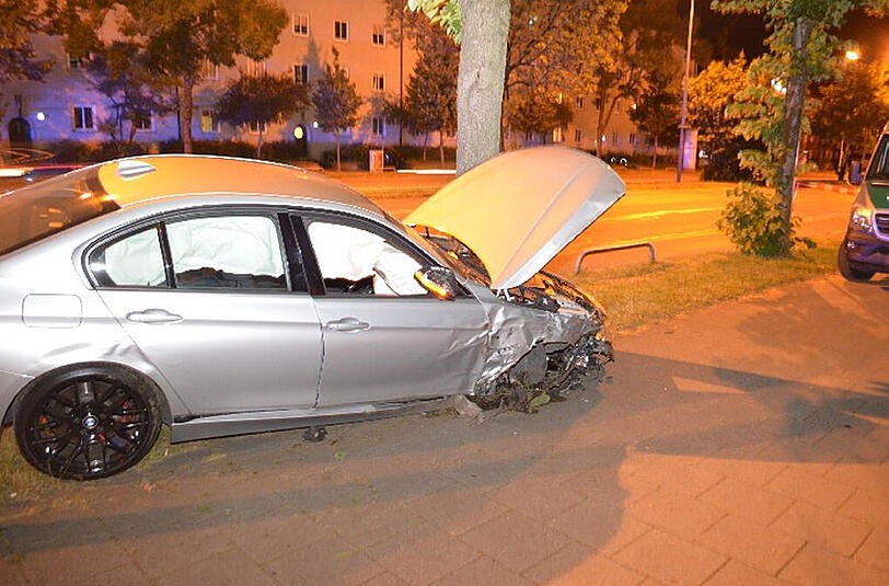 Das hat heftig gekracht. Auf der Beifahrerseite haben bei dem Crash alle Airbags ausgelöst.
