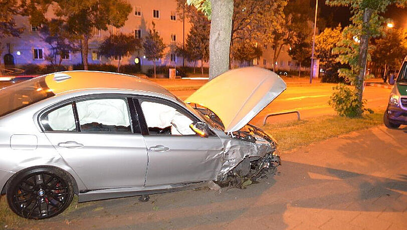 Das hat heftig gekracht. Auf der Beifahrerseite haben bei dem Crash alle Airbags ausgelöst. Das hat heftig gekracht. Auf der Beifahrerseite haben bei dem Crash alle Airbags ausgelöst.