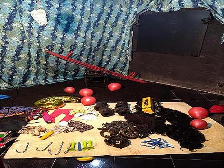Kinderspielzeug sowie mehrere "sadomasochistische Objekte" liegen auf dem Boden eines Kinderpornografie-Studios in Rio de Janeiro.