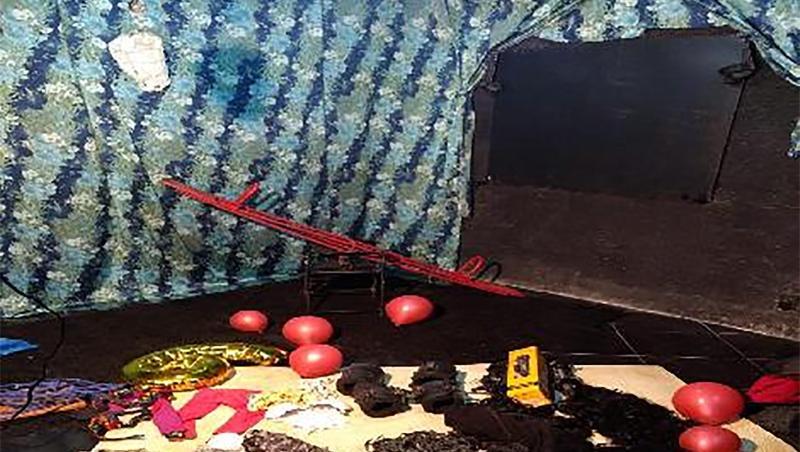 Kinderspielzeug sowie mehrere "sadomasochistische Objekte" liegen auf dem Boden eines Kinderpornografie-Studios in Rio de Janeiro. Kinderspielzeug sowie mehrere "sadomasochistische Objekte" liegen auf dem Boden eines Kinderpornografie-Studios in Rio de Janeiro.