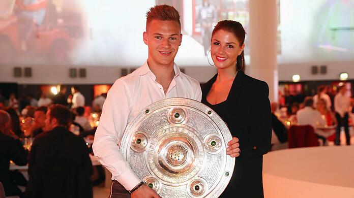 Joshua Kimmich mit Ehefrau Lina Meyer.