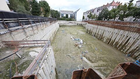 Eine sehr große Baugrube - in der keiner arbeitet. So sieht es an der Ecke Aberlestraße und Alramstraße nun schon seit einem Jahr aus.