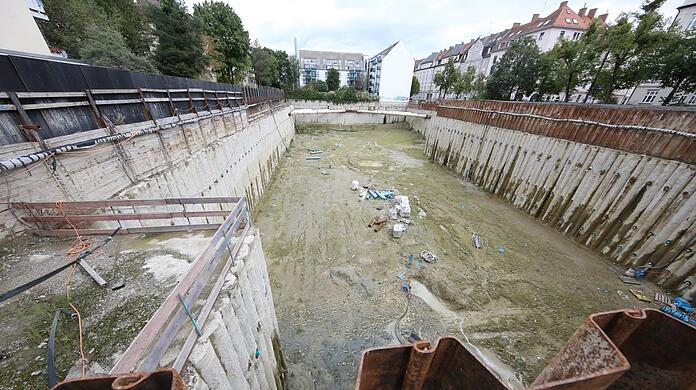 Eine sehr große Baugrube - in der keiner arbeitet. So sieht es an der Ecke Aberlestraße und Alramstraße nun schon seit einem Jahr aus.