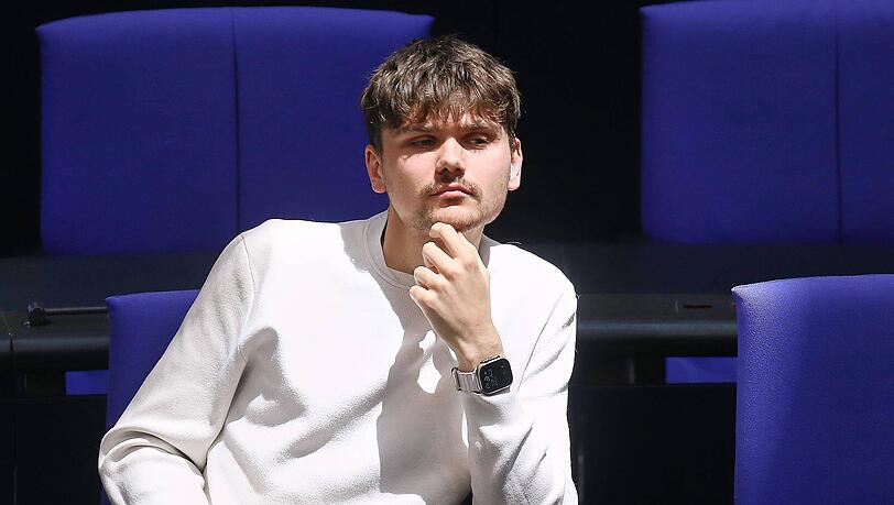 Der 23-j&auml;hrige Luke Ho&szlig; aus Niederbayern geh&ouml;rt zu den j&uuml;ngsten Abgeordneten im Deutschen Bundestag. Er sitzt seit Februar 2025 f&uuml;r die Linksfraktion im Ausschuss f&uuml;r Recht und Verbraucherschutz.