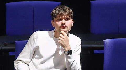 Der 23-j&auml;hrige Luke Ho&szlig; aus Niederbayern geh&ouml;rt zu den j&uuml;ngsten Abgeordneten im Deutschen Bundestag. Er sitzt seit Februar 2025 f&uuml;r die Linksfraktion im Ausschuss f&uuml;r Recht und Verbraucherschutz.
