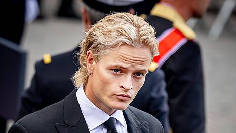 Marius Borg H&oslash;iby war am Mittwoch trotz Untersuchungshaft bei der Beerdigung seines Zieh-Gro&szlig;vaters K&ouml;nig Harald.