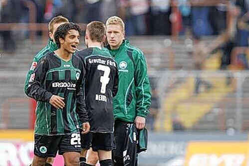 Kollektiver Kleeblatt-Jubel nach dem 1:0-Sieg in Oberhausen: Nur Christian Rahn (rechts) schaut nicht gerade glücklich drein.
