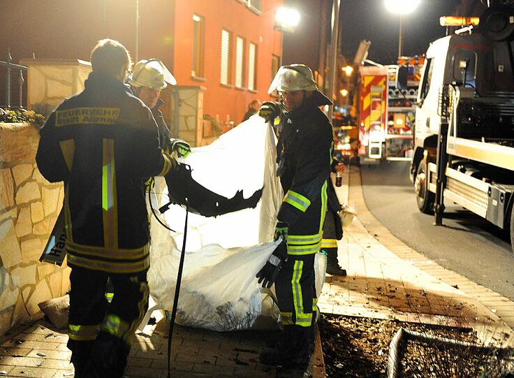 Einen Tag nach dem tragischen Unfall mit zwei Toten im unterfränkischen Alzenau ist die Ursache weitgehend geklärt. Die Ärzte gehen von einem Schlaganfall beim Unfallverursacher aus. Der 51-jährige Autofahrer soll einen Schlaganfall erlitten haben, bevor er gegen eine Mauer prallte und in eine vierköpfige Familie, die gerade einen Sonntagsspaziergang machte, raste. Dabei starben die 36 Jahre alte Mutter und ihr siebenjähriger Sohn. Der 44 Jahre alte Vater und der jüngere, fünfjährige Sohn wurden schwer verletzt.