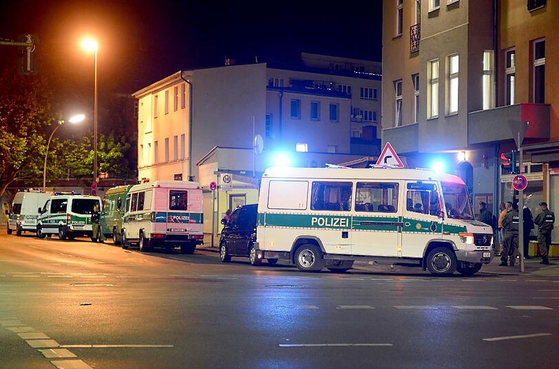 Razzia bei den Hells Angels: Poliziten verladen Motorräder, Bilder und andere Beweismittel und räumen ein Rocker-Clubhaus in Berlin aus. Die Bilder