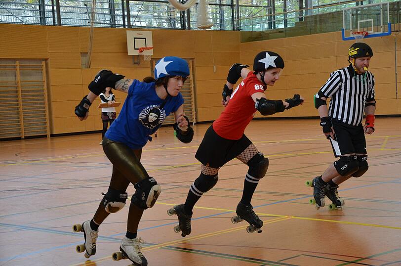 Um auf Rollen und Stoppern rennen zu können, braucht es viel Übung. Die Munich Rolling Rebels trainieren dreimal in der Woche.