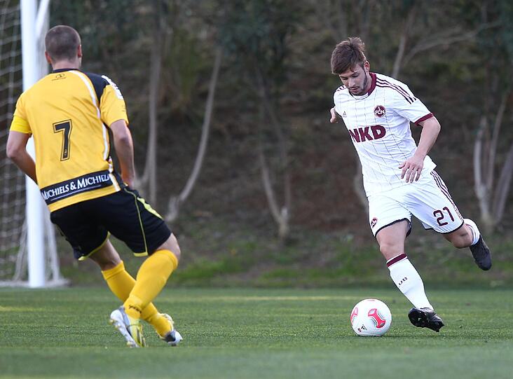 Marvin Plattenhardt gegen Killian Overmeire.
