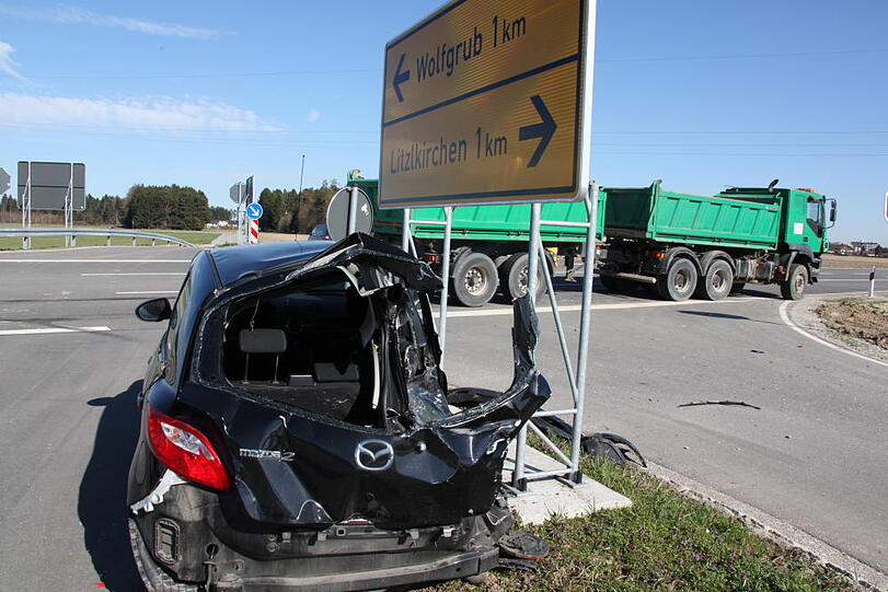 Bei dem heftigen Aufprall wurde das Auto vollständig demoliert.