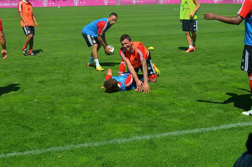 Zuvor machte sich Mario Mandzukic einen Spaß daraus...