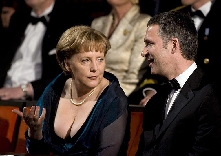 2008 sorgt Angela Merkel mit einem tief dekolletierten Kleid in Oslo für Aufsehen. Politisch steht das Jahr im Zeichen der weltweiten Finanzkrise. Angesichts derer sich Bund und Länder im Oktober 2008 über letzte Einzelheiten eines Banken-Rettungspakets im Umfang von fast 500 Milliarden Euro verständigen.
