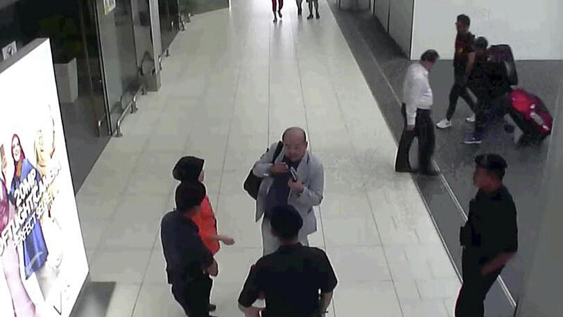 Das Videostandbild einer Überwachungskamera zeigt Kim Jong Nam nach der auf ihn verübten Gift-Attacke im Gespräch mit Flughafen-Mitarbeitern.