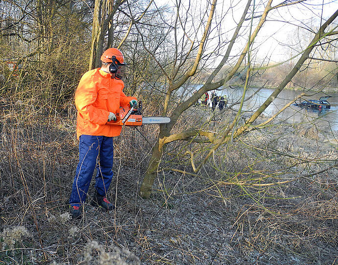 Fahrzeugbergung an der Isar &ndash; die Bilder vom Feuerwehreinsatz.