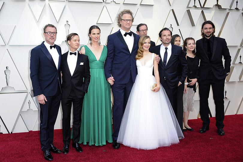 Top: Ganz klassisch zeigt sich das deutsche Team von "Werk ohne Autor". Saskia Rosendahl trägt ein zauberhaftes Prinzessinnenkleid (Mitte).