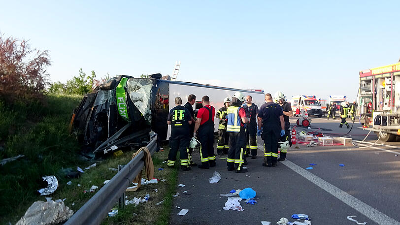 Bilder vom Unfallort auf der A9, wo sich ein Flixbus überschlagen hat. Ein Fahrgast ist ums Leben gekommen, etliche weitere erlitten zum Teil schwerste Verletzungen.